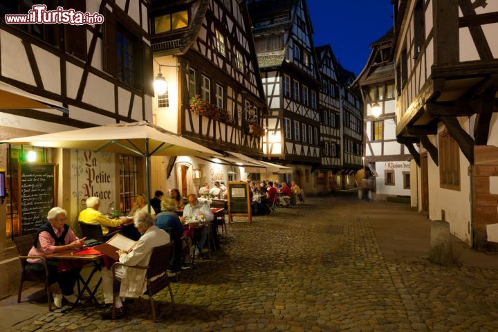 Immagine Vita notturna a Strasburgo. I ristoranti tra le case a graticcio del quartiere Petit France - © SergiyN / Shutterstock.com