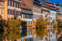 Autunno a Strasburgo: i riflessi colorati delle case del quartiere Petit France - © Netfalls - Remy Musser / Shutterstock.com