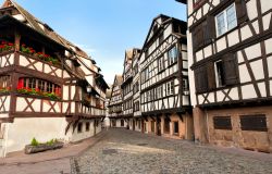 Case a colombaia (a colombages) tipiche del quartiere Petit France, nel centro di Strasburgo - © Boris Stroujko / Shutterstock.com