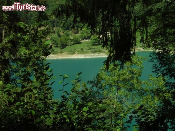 Immagine Lago di Tenno, visto dal sentiero per scendere alla spiaggia.