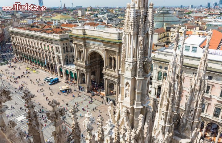 Immagine Dal Duomo di Milano il panorama del centro, in direzione della  Galleria Vittorio Emanuele, di cui vediamo l'arco di Trionfo all'ingresso sud - © Catarina Belova / Shutterstock.com