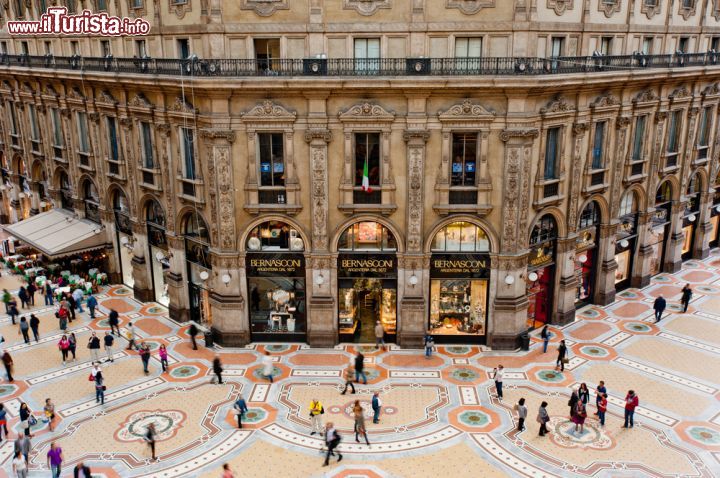 Immagine Una prospettiva insolita per questa fotografia della Galleria Vittorio Emanuele II di  Milano, una visita obbligata per chi viene in centro città, tra piazza del Duomo e Piazza della Scala 102607760 - © pcruciatti / Shutterstock.com