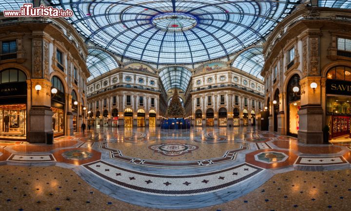 Immagine Dentro allo storico tempio di chi ama lo shopping in centro a Milano. Siamo nella piazzetta ottagonale nel cuore della celebre galleria di Milano  - © anshar / Shutterstock.com