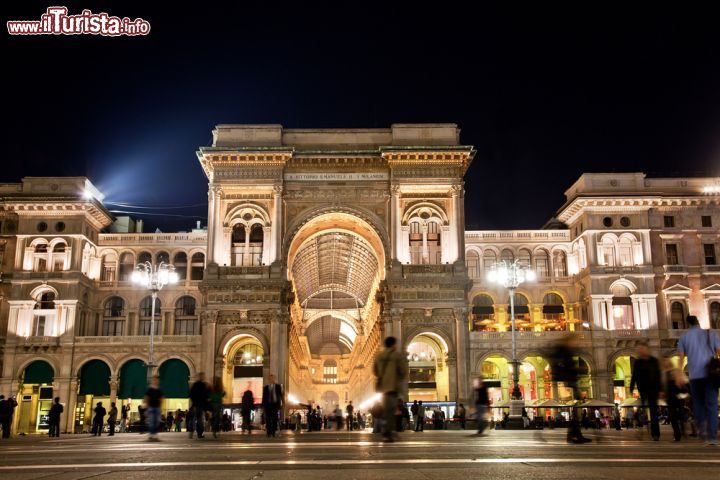 Immagine Piazza Duomo, Milano: fotografia notturna dell'arco di trionfo all'ingresso della Galleria Vittorio Emanuele II - © PHOTOCREO Michal Bednarek / Shutterstock.com