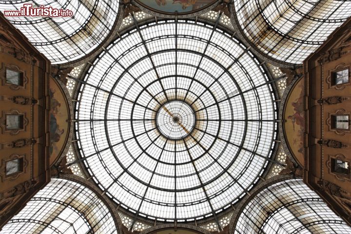 Immagine Le belle geometrie della volta a cupola della galleria di Milano. Purtroppo il progettista Giuseppe Mengoni cadde in questo punto durante la costruzione dell'edificio - © Baloncici / Shutterstock.com