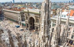 Dal Duomo di Milano il panorama del centro, in direzione della  Galleria Vittorio Emanuele, di cui vediamo l'arco di Trionfo all'ingresso sud - © Catarina Belova / Shutterstock.com ...