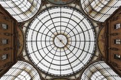 Le belle geometrie della volta a cupola della galleria di Milano. Purtroppo il progettista Giuseppe Mengoni cadde in questo punto durante la costruzione dell'edificio - © Baloncici ...