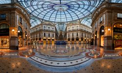 Dentro allo storico tempio di chi ama lo shopping in centro a Milano. Siamo nella piazzetta ottagonale nel cuore della celebre galleria di Milano  - © anshar / Shutterstock.com 