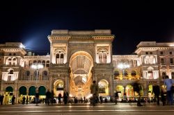 Piazza Duomo, Milano: fotografia notturna dell'arco ...
