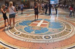 Lo stemma di Milano al centro della Galleria ...