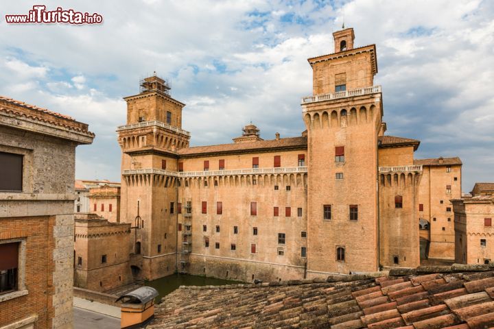 Immagine E' chiamato anche Castello di San Michele, e certamente è uno dei monumenti architettonici più famosi di Ferrara, e la sua storia è intimamente legata con la famiglia degli Este, da cui la denominazione "estense" - © pavel068 / Shutterstock.com