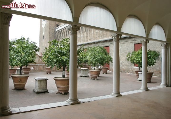 Immagine Una coorte interna al Castello di Ferrara - © Gianluca Figliola Fantini / Shutterstock.com