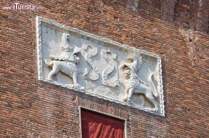 Immagine Un particolare delle mura del Castello Estense di Ferrara - © Mi.Ti. / Shutterstock.com