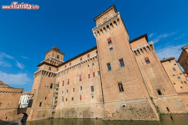 Immagine Il grande castello di Ferrara con ben visibili  la Torre dei Leoni e la Torre di San Paolo - © pavel068 / Shutterstock.com