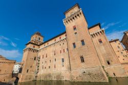 Il grande castello di Ferrara con ben visibili ...