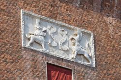 Un particolare delle mura del Castello Estense di Ferrara - © Mi.Ti. / Shutterstock.com