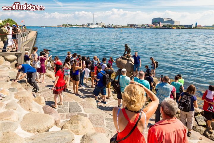 Immagine E' oramai un rituale consolidato: i turisti a Copenaghen vengono sul molo di Langelinie per fotografare il simbolo della città e farsi un selfie con la Sirenetta, la statua opera di Edward Eriksen - © S-F / Shutterstock.com
