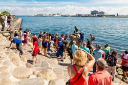E' oramai un rituale consolidato: i turisti a Copenaghen vengono sul molo di Langelinie per fotografare il simbolo della città e farsi un selfie con la Sirenetta, la statua opera ...