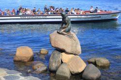 Escursione in barca per fotografare la Sirenetta sul molo di Langelinie a Copenaghen - © Mordechai Meiri / Shutterstock.com 