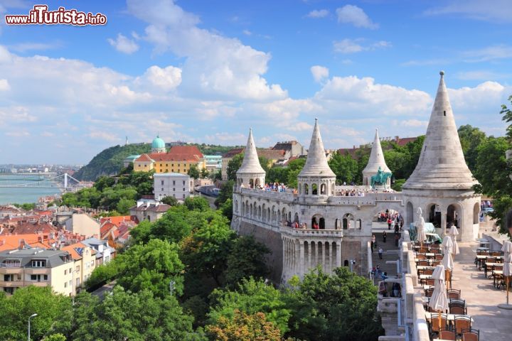 Immagine Si trova in riva destra del Danubio, a Buda: sulla collina si erge Halaszbastya, conosciuto come il Bastione dei Pescatori - © Tupungato / Shutterstock.com