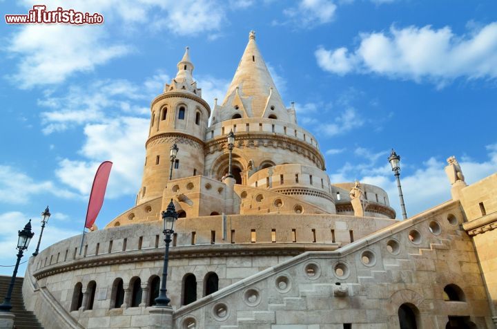 Immagine La fortezza Halaszbastya è visitabile gratuitamente, però si paga la salita alle sue torri panoramiche, da dove, con un costo di circa 2 euro, si ammira il panorama magnifico di Budapest - © kravka / Shutterstock.com