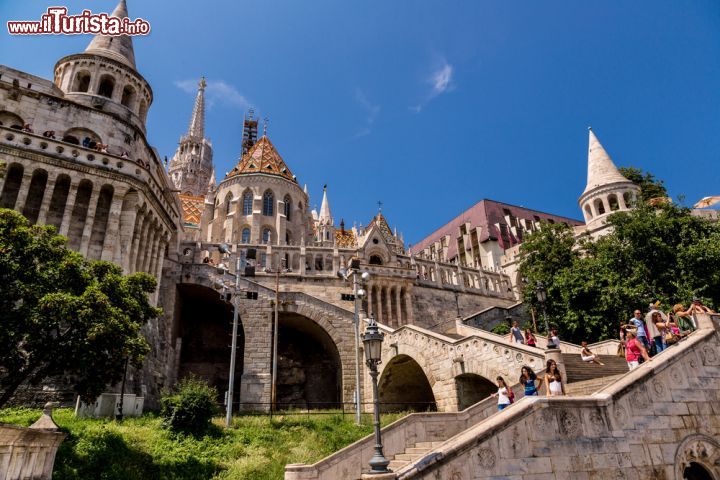 Immagine Le scale d'accesso al Bastione Halaszbastya. Detto anche dei pescatori si trova a Buda e da qui si gode di un bel panorama sui quartieri di Budapest © S-F / Shutterstock.com