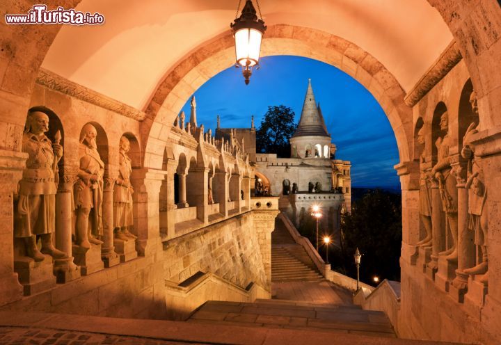 Immagine Porta d'ingresso al bastione Halaszbastya, la fortezza neogotica di Budapest © Dorottya Mathe / Shutterstock.com