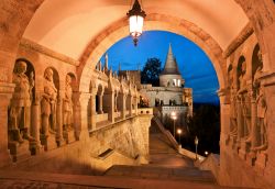 Porta d'ingresso al bastione Halaszbastya, la fortezza neogotica di Budapest © Dorottya Mathe / Shutterstock.com