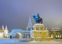 Buda poco dopo una nevicata invernale: siamo a Halaszbastya, il Bastione dei pescatori, In foto la statua equestre del Re Stefano d'Ungheria - © Neirfy / Shutterstock.com