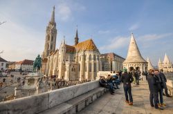 Turisti sulla terrazza panoramica del Bastione dei Pescatori a Budapest: in secondo piano la contigua Chiesa di Mattia © fukez84 / Shutterstock.com 