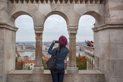 Una foto ricordo di Budapest scattata dal portico di Halaszbastya, per tutti il Bastione dei Pescatori, sulle colline di Buda in Ungheria © Ivica Drusany / Shutterstock.com 
