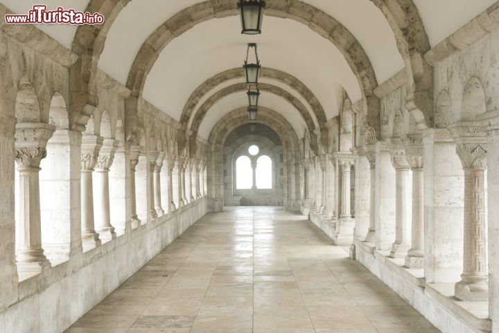 Immagine Portico all'interno del castello neogotico di Halaszbastya a Budapest. Da queste logge si gode di un sublime panorama del Danubio e la capitale dell'Ungheria - © images72 / Shutterstock.com