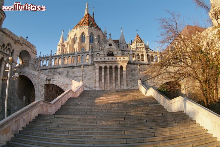 Immagine Costruita tra la fine del 19° e l'inizio del 20° secolo, questa fortezza neogotica si trova a Buda, e da qui si ammira uno dei panorami più belli della capitale dell'Ungheria - © slavcic / Shutterstock.com