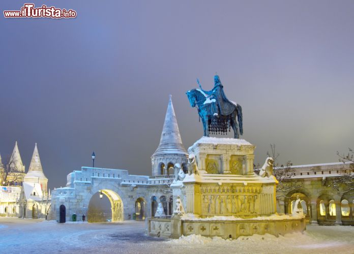 Immagine Buda poco dopo una nevicata invernale: siamo a Halaszbastya, il Bastione dei pescatori, In foto la statua equestre del Re Stefano d'Ungheria - © Neirfy / Shutterstock.com
