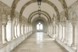 Portico all'interno del castello neogotico di Halaszbastya a Budapest. Da queste logge si gode di un sublime panorama del Danubio e la capitale dell'Ungheria - © images72 / Shutterstock.com ...