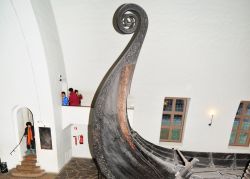 La prua della Oseberg la grande nave vikinga ritrovata nel 1904, in cui si presume venne sepolta la regina Asa - © Lucian Milasan / Shutterstock.com 