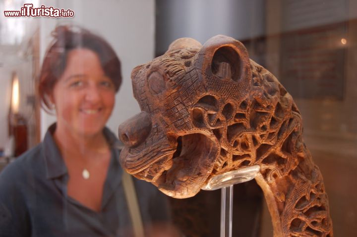 Immagine Le navi funerarie erano riccamente decorate: ecco una testa di drago in legno, esposta dentro il museo Vikingskipshuset