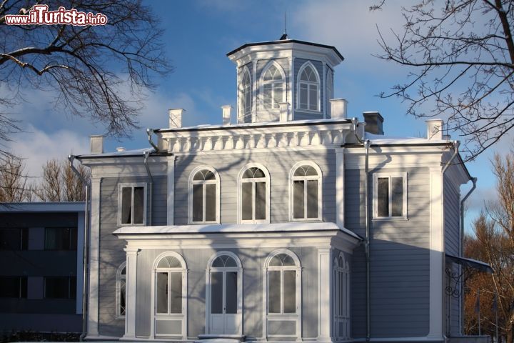 Immagine Una casa storica nel complesso di Kadriorg, il palazzo e il giardino che si trovano ad est della città vecchia di Tallinn in Estonia- © Sandra Kemppainen / Shutterstock.com