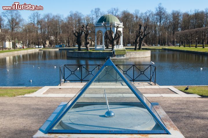 Immagine Una meridiana all'esterno di Palazzo Kadriorg a Tallinn, Estonia - © Igor Sokolov (breeze) / Shutterstock.com