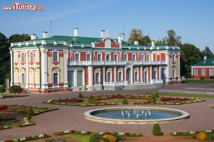 Immagine Situato ad oriente della città vecchia di Tallinn, nel polmone verde dell'omonimo parco, il Palazzo Kadriorg, capolavoro barocco, ospita il Museo Estone d'Arte  © gumbao / Shutterstock.com