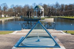 Una meridiana all'esterno di Palazzo Kadriorg a Tallinn, Estonia - © Igor Sokolov (breeze) / Shutterstock.com