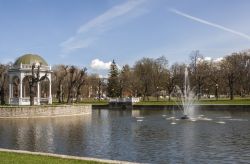 Fontana e gazebo nel complesso di Palazzo Kadriorg e dei suoi giardini a Tallinn- © Volis61 / Shutterstock.com