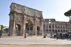 L'Arco di trionfo, dedicato all'Imperatore Costantino a Roma condivide la scena a fianco del grande Colosseo, l'Anfiteatro Flavio