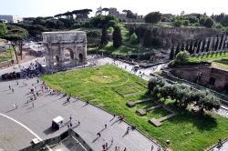 Una prospettiva insolita: l'Arco di Costantino fotografato dall'ultimo anello del Colosseo di Roma