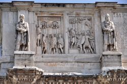 Particolare dei marmi nella parte alta dell'Arco di Costantino a Roma