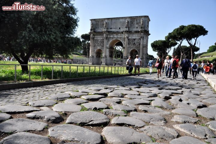 Immagine Un'antica pavimentazione romana e sullo sfondo il grande Arco di Costantino: siamo a fianoc dei Fori Imperiali di Roma