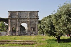 Il grande arco di trionfo a Roma: l'Arco di Costantino venne eretto per celebrare la vittoria dell'imperatore contro Massenzio, nella battaglia di Ponte Milvio nel 312 d.C.