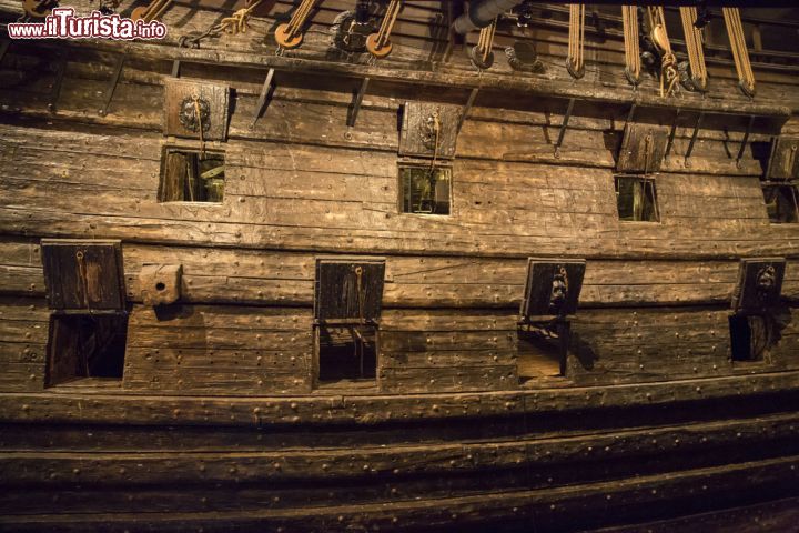 Immagine La doppia fila di cannoni del vascello da guerra Vasa. Fu il re Gustavo II Adolfo di Svezia ad ordinare di installare più cannoni sulla grande nave da guerra, ma il sovrappeso fu fatale al veliero che si capovolse ed affondè durante il suo viaggio inaugurale, nel 1628 - © Victor Maschek / Shutterstock.com