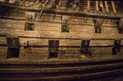 La doppia fila di cannoni del vascello da guerra Vasa. Fu il re Gustavo II Adolfo di Svezia ad ordinare di installare più cannoni sulla grande nave da guerra, ma il sovrappeso fu fatale ...