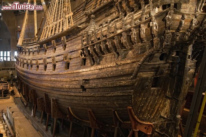 Immagine Il galeone Vasa ebbe un destino molto simile a quello del Titanic: anch'esso naufragò al suo primo viaggio, ma in questo caso appena escito dal porto, per un errore di calcolo dei suoi progettisti. Oggi lo si può ammirare al Museo Vasa dove è esposta la grande nave da guerra del 17° secolo e il suo contenuto recuperato nel 1961 e portato in questa grande struttura di Stoccolma - © Yory Frenklakh / Shutterstock.com